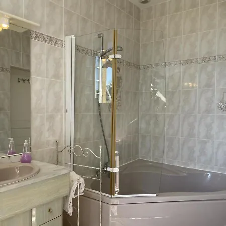 Semesterbostad Belle Maison Bourbonnaise Du 18e Siecl Au Coeur D'un Village Pittoresque Avec Jardin - Fr-1-489-387