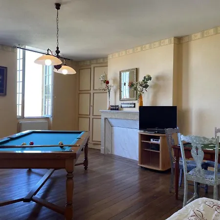 Belle Maison Familiale Avec Jardin Dans Un Village Du Bourbonnais - Fr-1-489-387 *