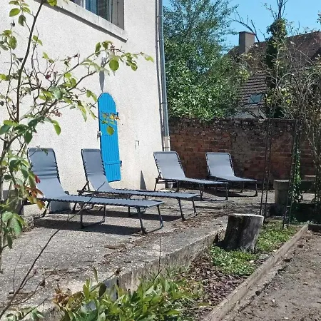 Séjour à la campagne Belle Maison Familiale Avec Jardin Dans Un Village Du Bourbonnais - Fr-1-489-387