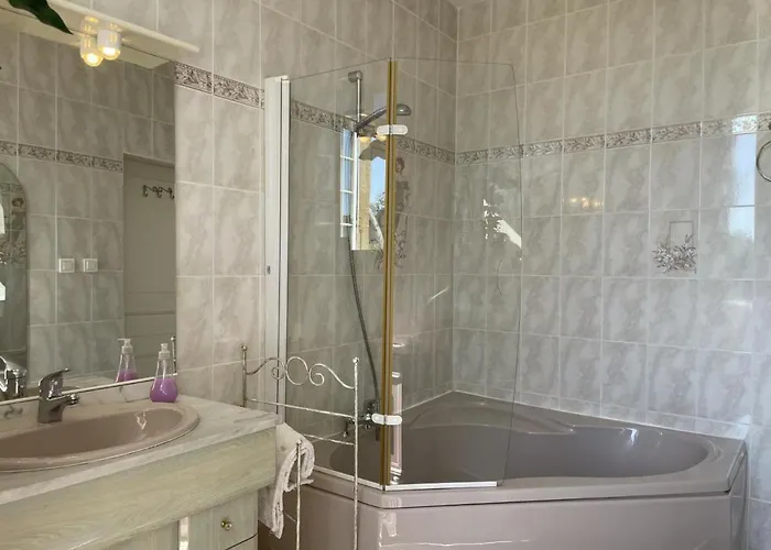 Сasa de vacaciones Belle Maison Bourbonnaise Du 18e Siecl Au Coeur D'un Village Pittoresque Avec Jardin - Fr-1-489-387